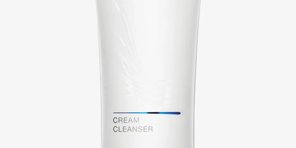 Непрозорий крем білого кольору iS Clinical Cream Cleanser